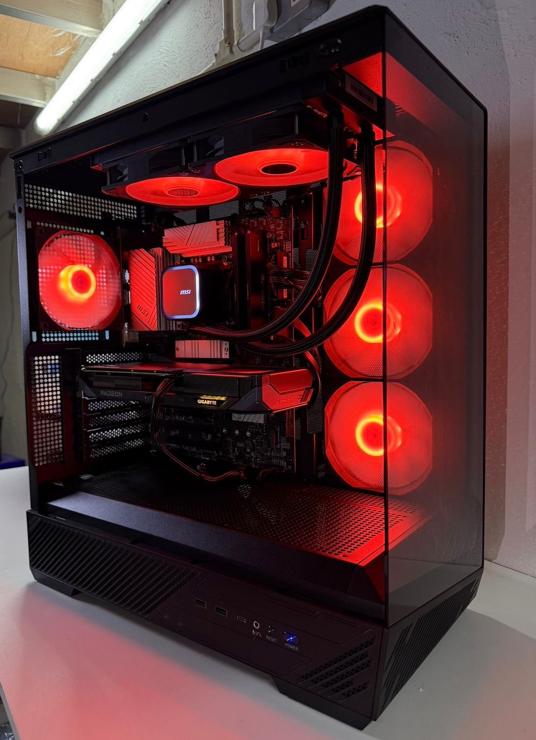 Smart Shopper Malta Red liquid-cooled gaming build